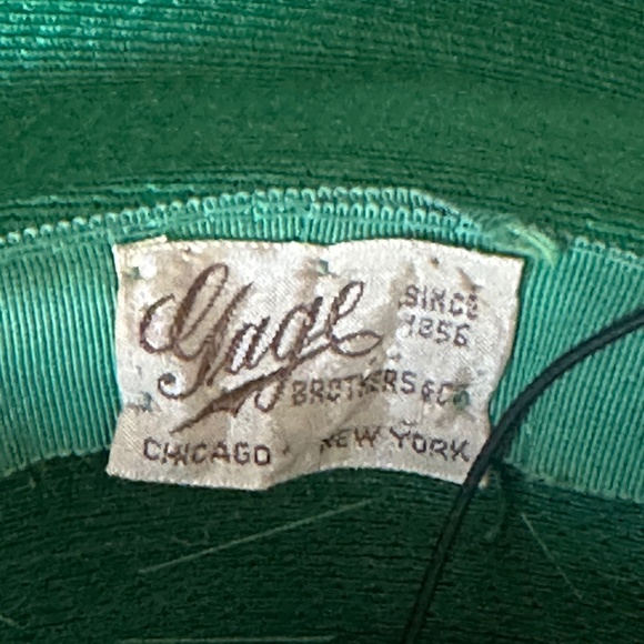 ENTICING 1950s\' EMERALD GREEN STRAW WIDE BRIM HAT + MATCHING FEATHERS & VEILING main image 7